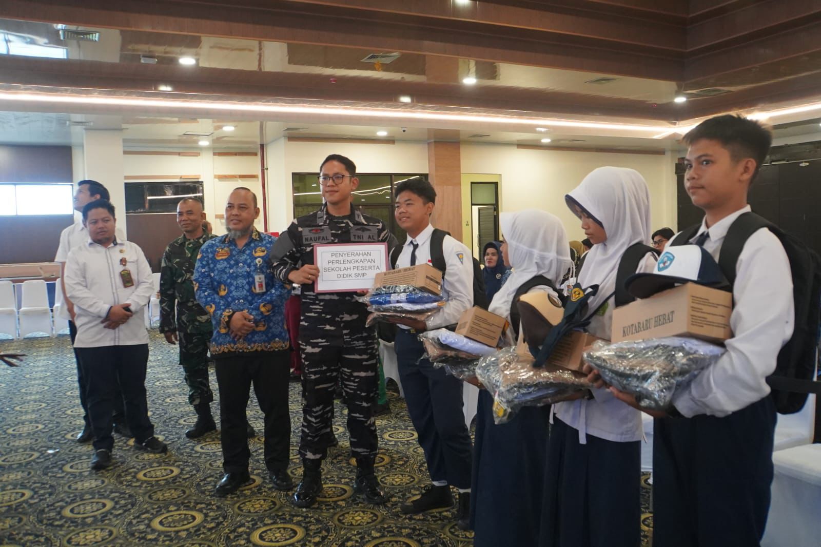 ⁠Ribuan Siswa PAUD, SD, dan SMP di Kotabaru Terima Bantuan Seragam dan Peralatan Belajar