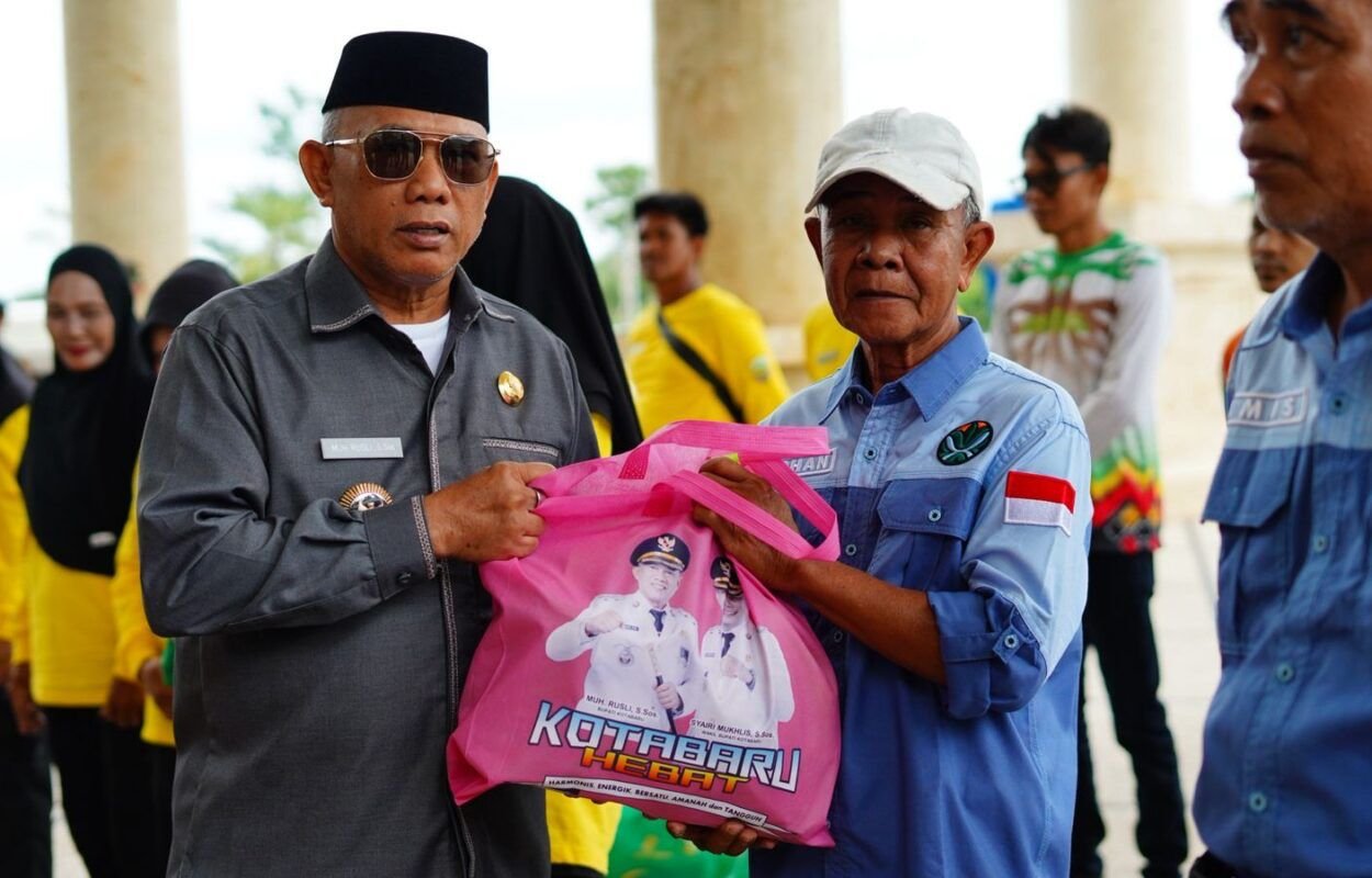 Apresiasi Petugas Kebersihan, Pemkab Kotabaru Salurkan Bantuan Sembako