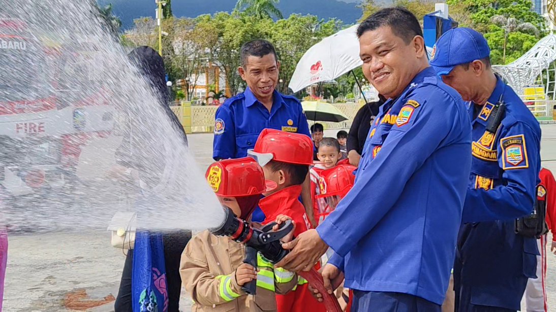 Damkar Kotabaru Kenalkan Pencegahan Kebakaran kepada Anak TK